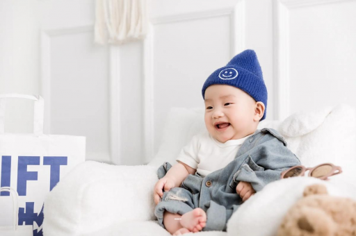 包生男孩正规公司宝宝有黄疸手却很白